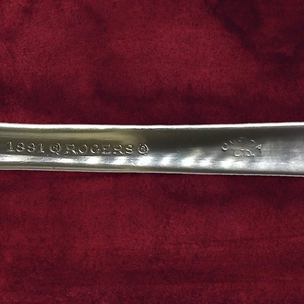 Oneida / 1881 Rogers Surf Club Teaspoon-Community Plate-Vintage-Art Deco-Minimal